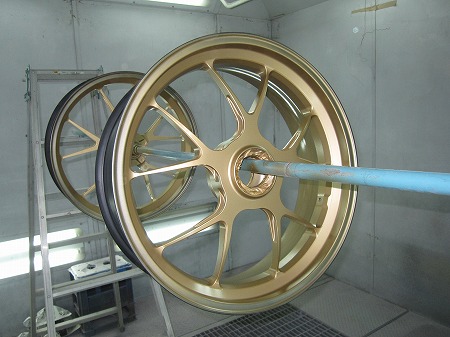 DUCATIのスーパーバイクのホイールをゴールドに塗装しています 